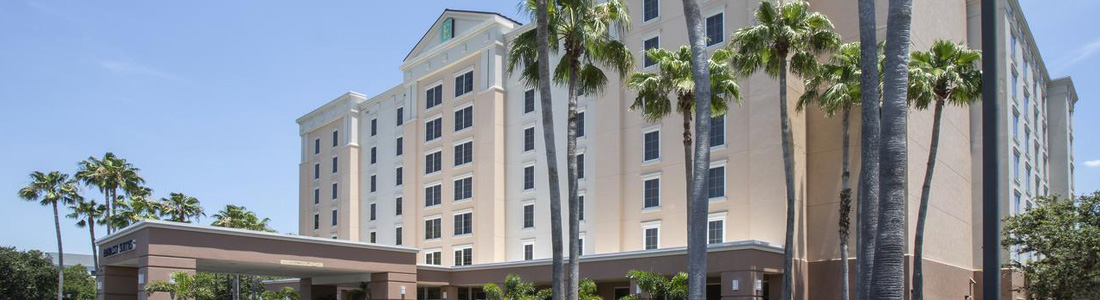 Exterior view of embassy suites hotel at orlando airport