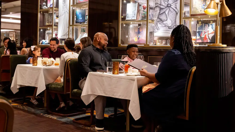 Family dining at the 1923 restaurant on Disney Treasure cruise